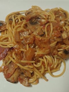 Una foto de Espaguetis con champiñones y jamón