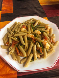 Una foto de Pasta con espárragos, tomates y langostinos (Mambo/Thermomix)