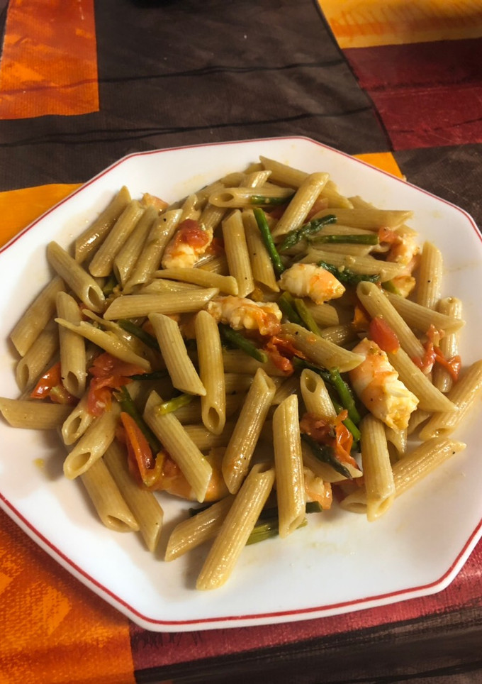 Una foto de Pasta con espárragos, tomates y langostinos (Mambo/Thermomix)