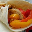 Fajitas de pollo con pimientos y tomate frito