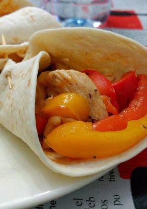 Una foto de Fajitas de pollo con pimientos y tomate frito