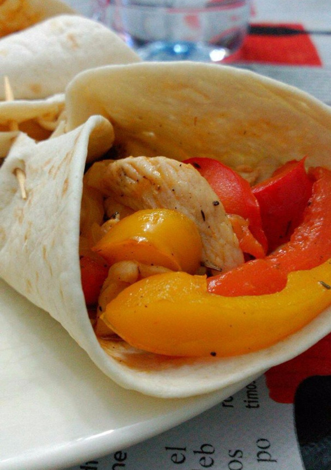 Una foto de Fajitas de pollo con pimientos y tomate frito