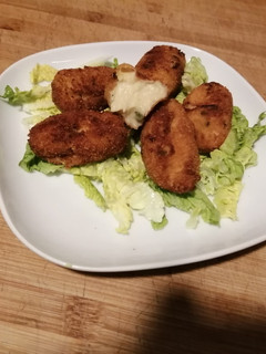 Una foto de Croquetas de bacalao gambas y calabacín