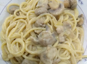 Una foto de Tallarines con salsa de champiñones