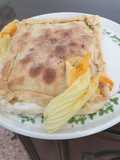 Focaccia allo strachino con fiori di zucca e acciughe
