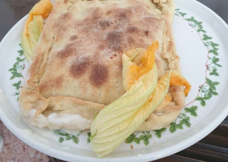 Focaccia allo strachino con fiori di zucca e acciughe