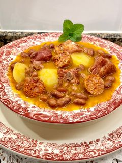 Una foto de Judías pintas con costillas oreadas y chorizo fresco