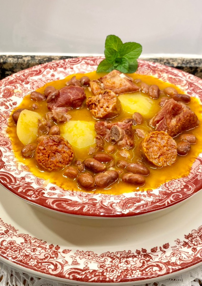 Una foto de Judías pintas con costillas oreadas y chorizo fresco
