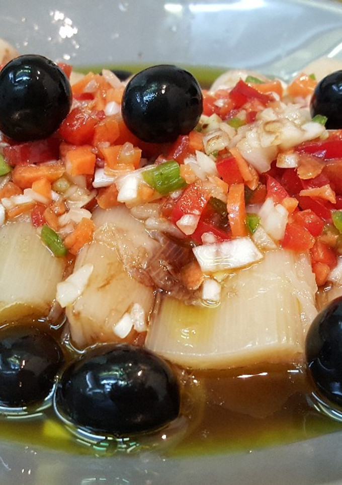 Una foto de Ensalada de puerros y verduras 
