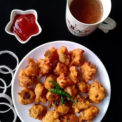 A picture of Masoor dal Pakoda.