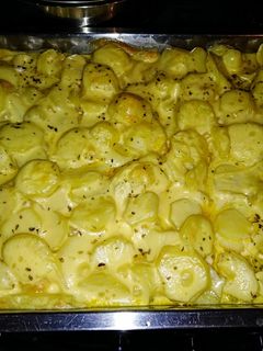 Una foto de Papas con crema y mostaza