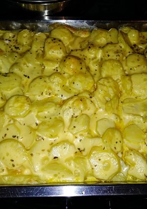 Una foto de Papas con crema y mostaza