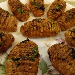 A picture of Hasselback roasted Potatoes.