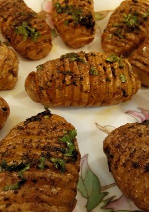 A picture of Hasselback roasted Potatoes.