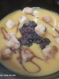 Una foto de Crema de calabaza con puerro y ajos tiernos