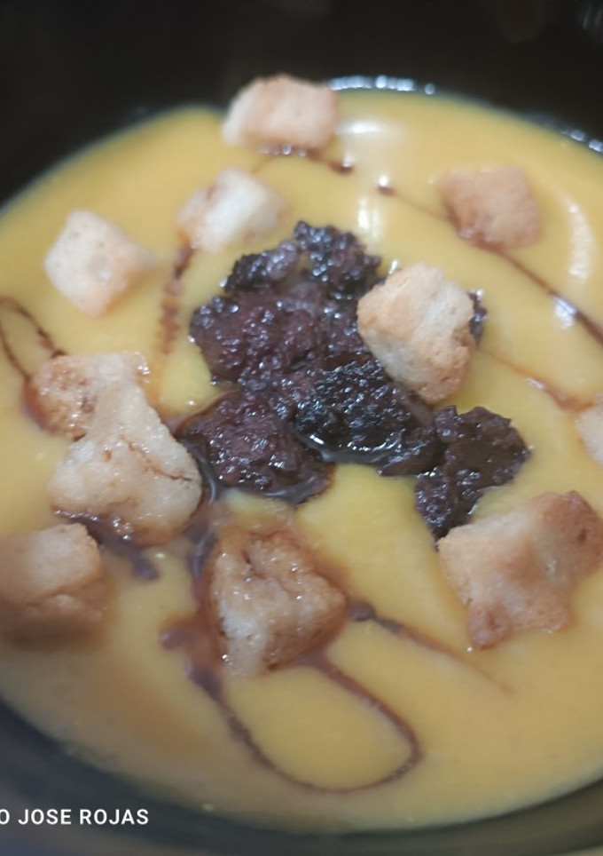 Una foto de Crema de calabaza con puerro y ajos tiernos