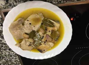 Una foto de Escabeche suave de atún rojo y escalopines de cerdo