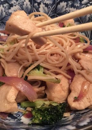 Foto de Stir Fry de brócolis e frango