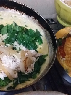 Una foto de Omelette de espinaca, pollo, cebolla y queso
