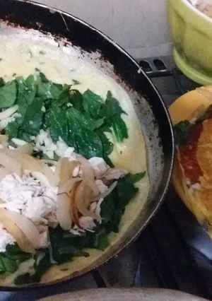 Una foto de Omelette de espinaca, pollo, cebolla y queso
