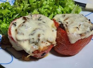 Una foto de Morrones rellenos vegetarianos