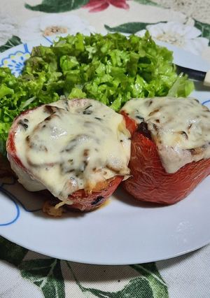 Una foto de Morrones rellenos vegetarianos
