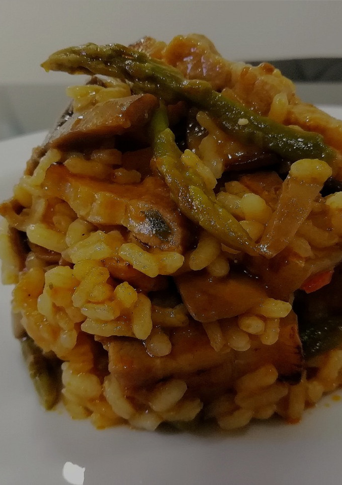 Una foto de Arroz con espárragos, champiñones y panceta