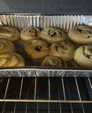 Rollos de crema pastelera y pasa, rollos de canela y rollos de queso