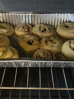 Una foto de Rollos de crema pastelera y pasa, rollos de canela y rollos de queso