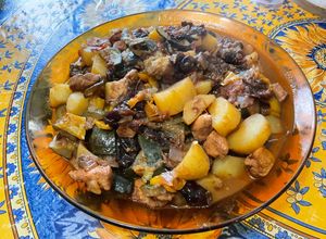 Une photo de Tajine de poulet aux légumes et pruneaux