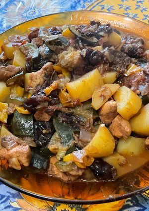 Une photo de Tajine de poulet aux légumes et pruneaux