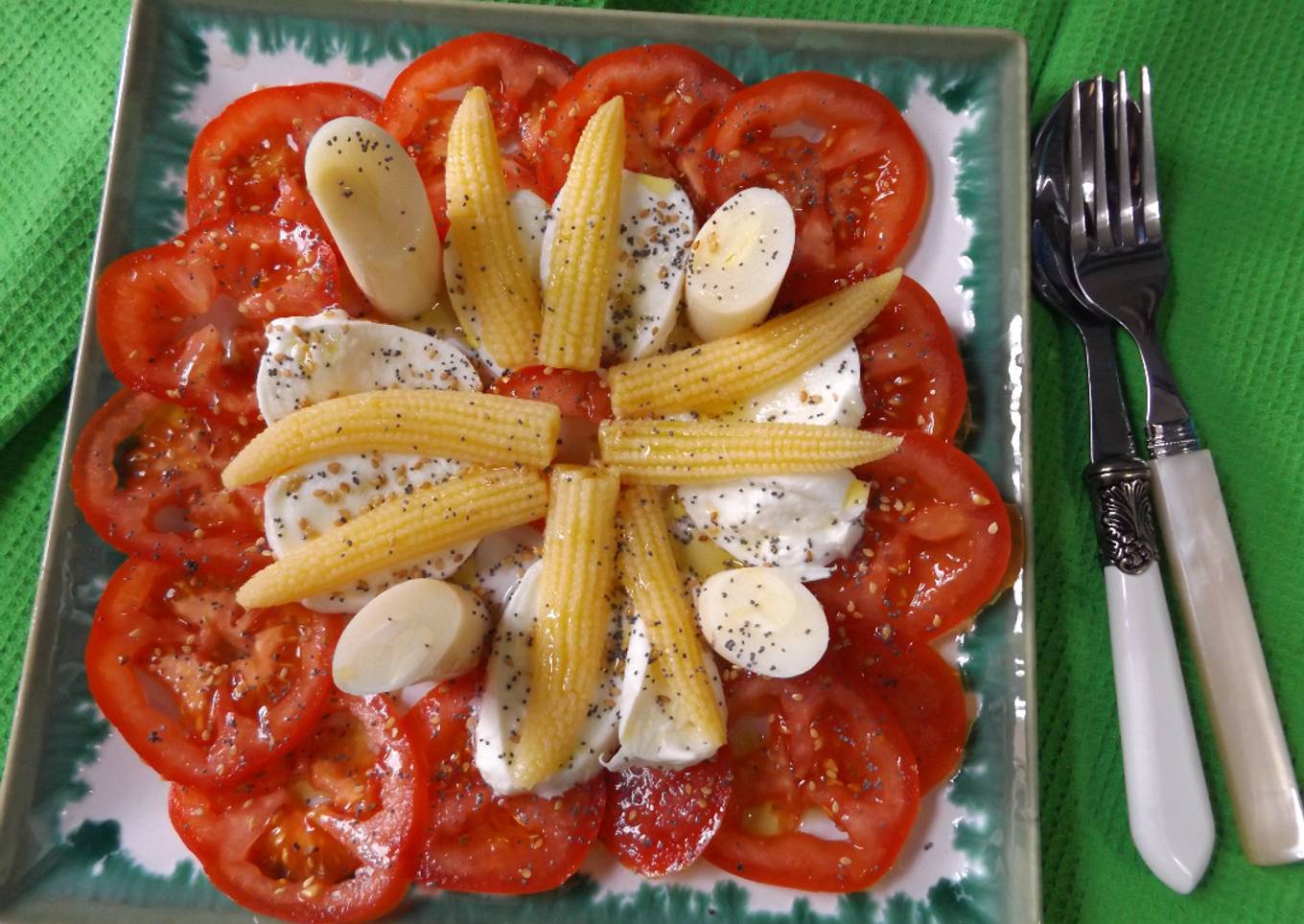 Tomates, mazorquitas, palmitos y mozzarella con semillas de amapola