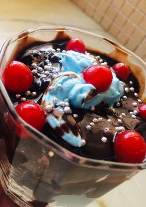 A picture of Chocolate cake pudding.