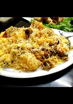 A picture of Chicken biryani.