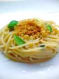 Spaghetti con salsa di alici e crumble di parmigiano