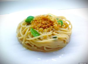Foto di Spaghetti con salsa di alici e crumble di parmigiano