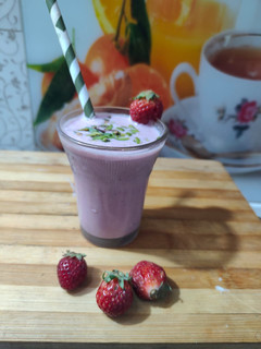 स्ट्रॉबेरी स्मूदी (Strawberry Smoothie recipe in hindi) रेसिपी मुख्य फोटो