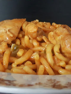 Una foto de Fideos con pollo