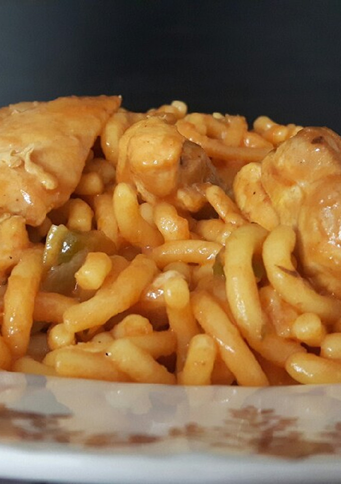 Una foto de Fideos con pollo