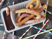 Une photo de churros chocolat