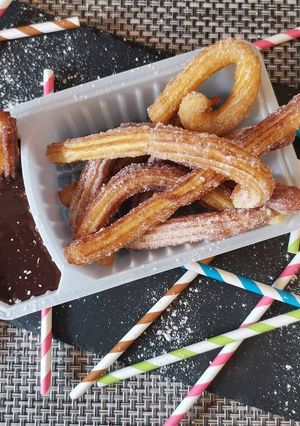 Une photo de Churros, sauce chocolat