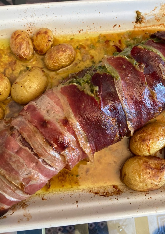 Una foto de Solomillo de cerdo asado con jamón al pesto