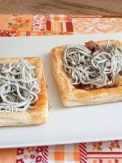 Una foto de Tartaletas de hojaldre con bacalao y gulas