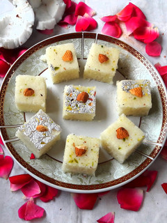 नारियल मलाई बर्फ़ी (Nariyal malai barfi recipe in Hindi) रेसिपी मुख्य फोटो
