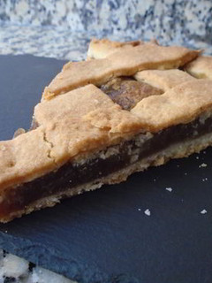 Una foto de Crostata italiana rellena de crema de castañas