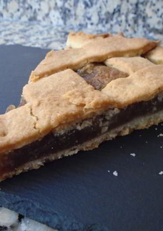 Una foto de Crostata italiana rellena de crema de castañas