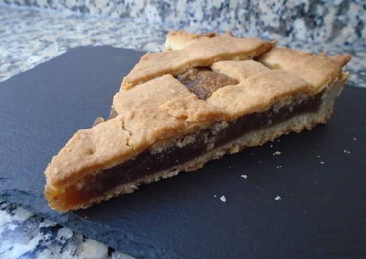 Crostata italiana rellena de crema de castañas