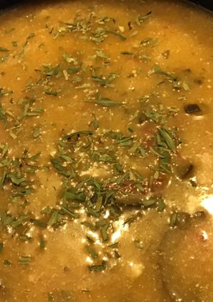 Une photo de Soupe de pommes de terre et tomates à l estragon et pecorino