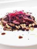 Filetto di manzo con salsa di aglio nero