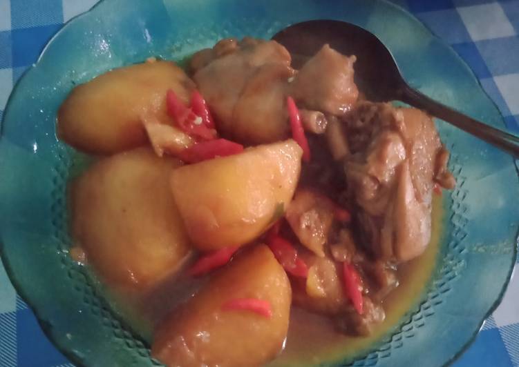 Semur ayam dan kentang